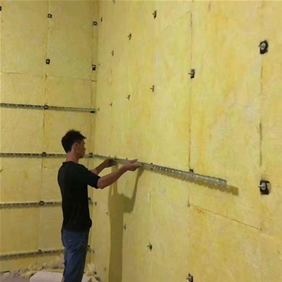 玻璃棉板施工現(xiàn)場(chǎng)